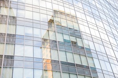 modern ofis binası cephesi cam duvarlı