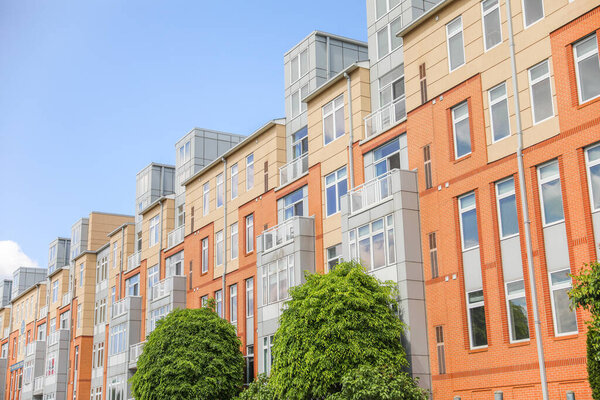 современный жилой дом в городе