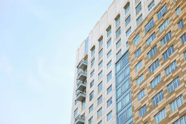 Modern apartman binası. Dış tarafı güneş ışığı alıyor.