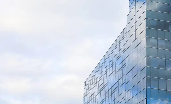 Şehirdeki modern ofis binası