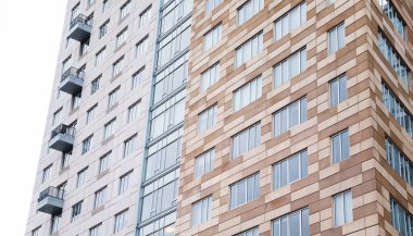 Pencereli modern ofis binası cephesi.