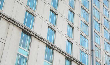 Mavi gökyüzü olan modern ofis binası