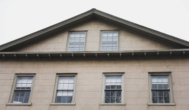 Pencereli ve duvarlı eski bina