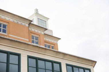 Penceresi beyaz cephede olan bina.