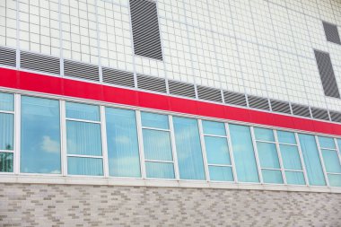 Modern binanın ön cephesi
