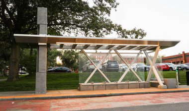 Otobüs durağı bir toplu taşıma otobüsüdür..