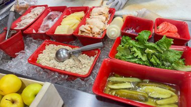 Pazarda taze balık ve sebze.