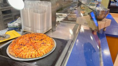 Şehrin restoranında pizza.