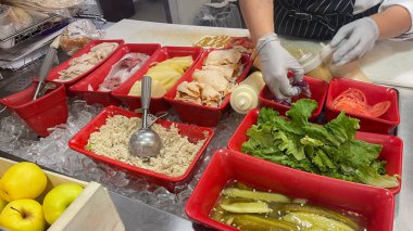 Salata yapma süreci.