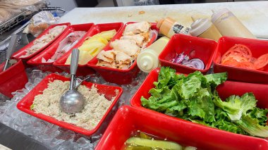 Süpermarkette nefis yiyeceklerin yüksek açılı çekimi.