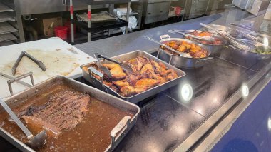 Masada lezzetli yemekler var.