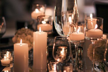 çiçekler mumlarla düğün