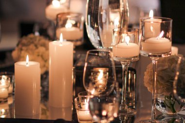 Bir etkinlik ya da düğün resepsiyonu için masa hazır.