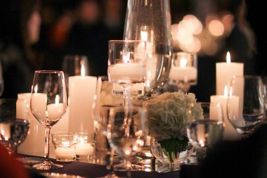 Restorandaki masada çiçekli mumlar.