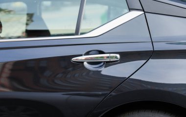 Arabanın kapısını kapat.