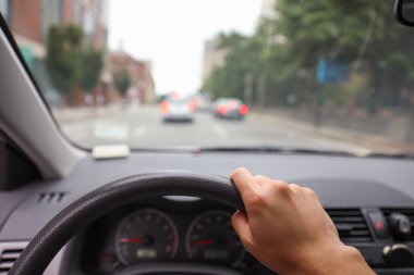 Araba süren bir adam.