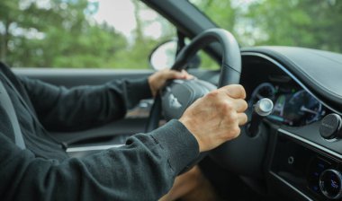 Araba süren bir adam.