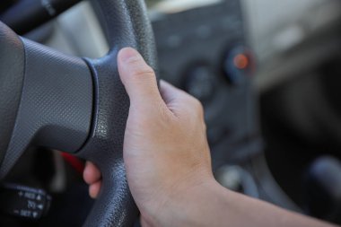 Sürücü eli araba sürüyor.