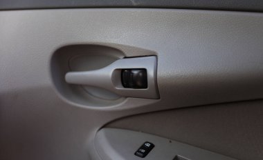 Arabanın içi. Arabanın içinde araba kapısı var.