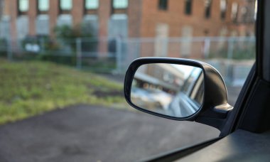 Araba yolda gidiyor.