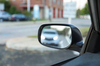 Sabah araba aynası ve yol tabelası.