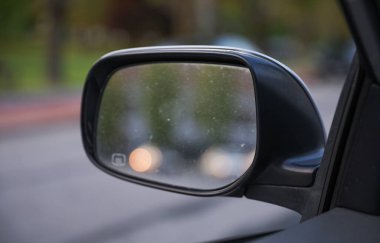 Bir yoldaki araba penceresi