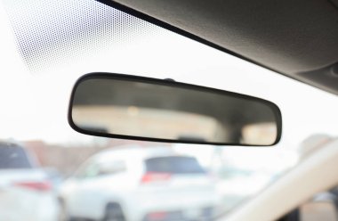 Bokeh arkaplanlı araba aynası