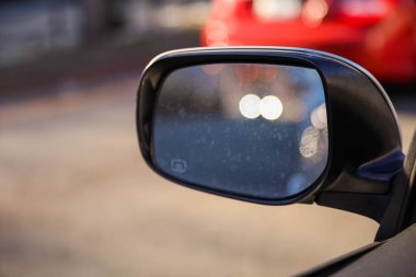 Araba aynasını kapat.