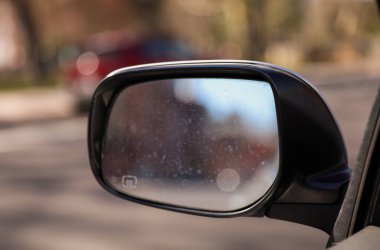 Aynalı bir araba penceresi