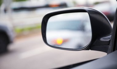 Bir araba araba ayna