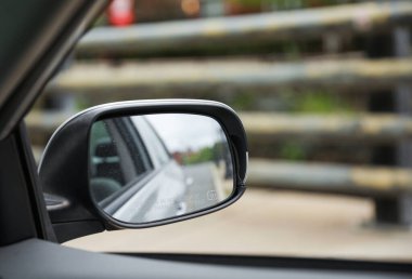 Yoldaki arabanın dikiz aynası.