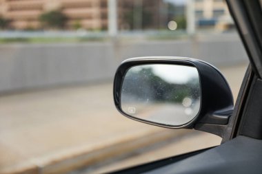 Şehir caddesindeki modern araba camını kapatın.