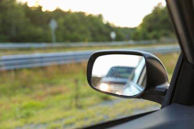 Akşamları araba aynasının dikiz aynası.