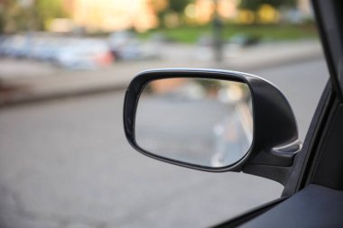Yol kenarında bir araba olan bir aynanın dikiz aynasından..
