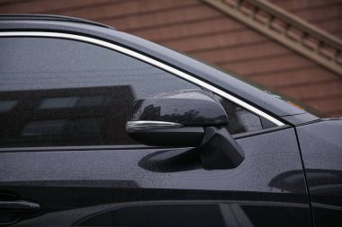 Siyah saplı bir araba penceresi