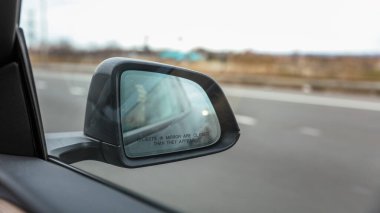 Araba aynası yolda. araba tekerleği