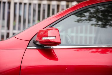 Araba farları kırmızı renkte. araba kolu