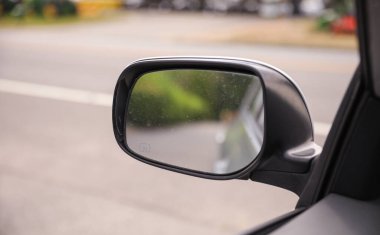 Şehirde aynalı bir araba