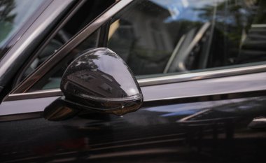 Siyah aynada siyah araba farları