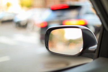 Aynalı bir arabanın dikiz aynası