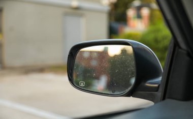 Aynada yansıması olan araba penceresi