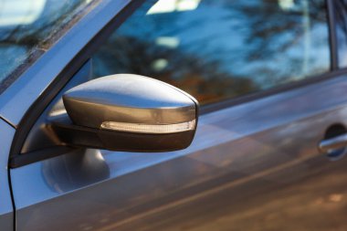 Modern bir kapıda araba farları..