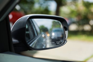 Bulanık ışıkları olan arabanın arka aynası