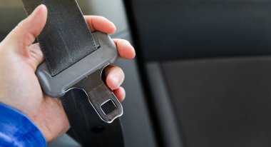 Araba koltuklu emniyet kemeri.