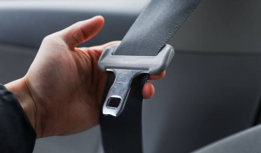 Araba kemeri tutan bir adama yaklaş.