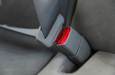 Modern bir arabanın koltuğuna yakın.