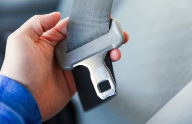 Arabada emniyet kemeri var. Arka planda emniyet kemeri.