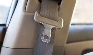 Arabanın emniyet kemeri içeride.