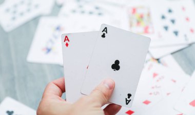 Tahta masadaki kartlarla poker el.