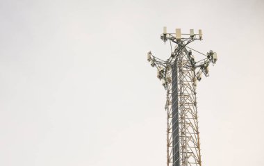 İletişim kulesi ile anten